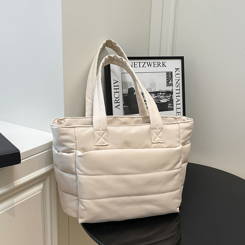Bolso versátil de mano bordado con hilo