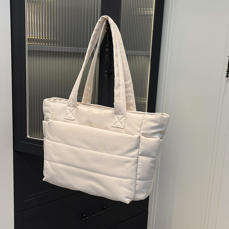 Bolso versátil de mano bordado con hilo