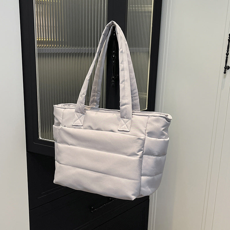 Bolso versátil de mano bordado con hilo