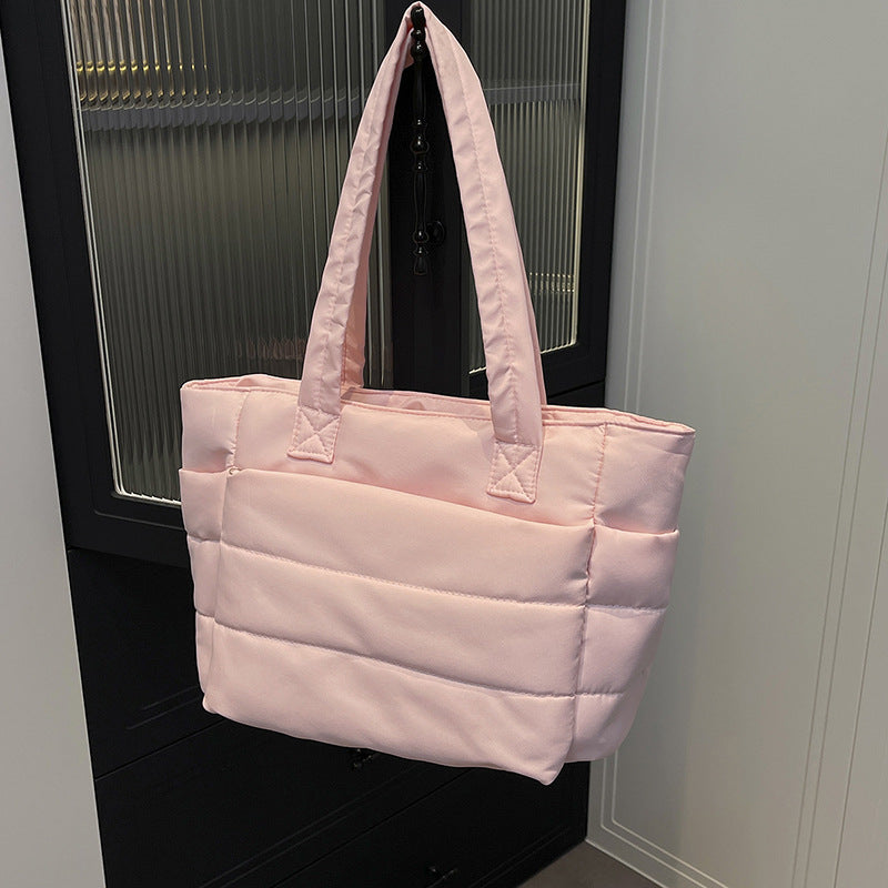 Bolso versátil de mano bordado con hilo