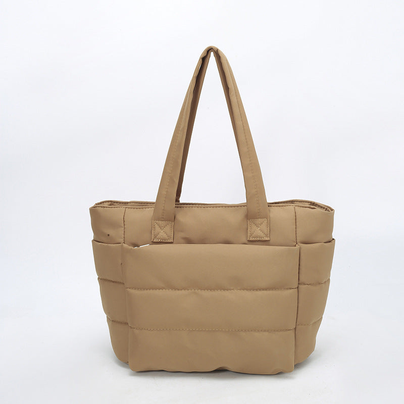 Bolso versátil de mano bordado con hilo