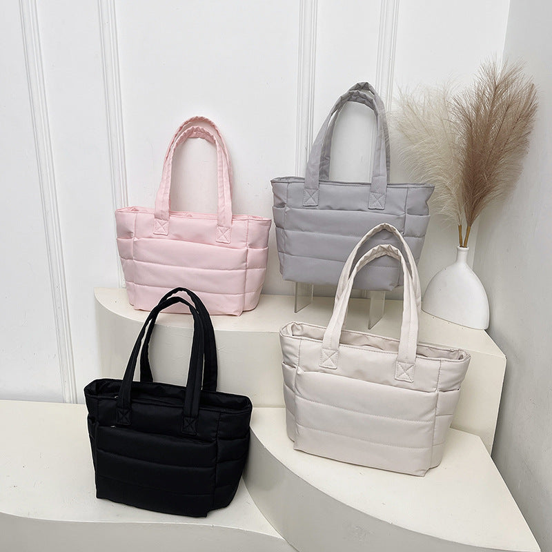 Bolso versátil de mano bordado con hilo