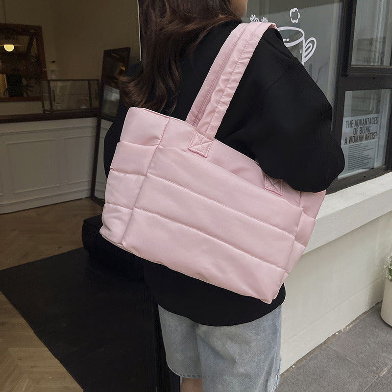 Bolso versátil de mano bordado con hilo