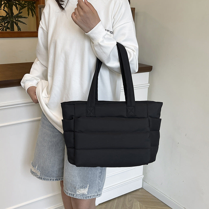 Bolso versátil de mano bordado con hilo