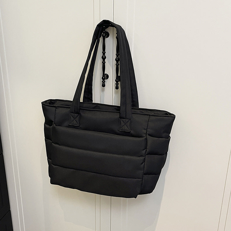 Bolso versátil de mano bordado con hilo